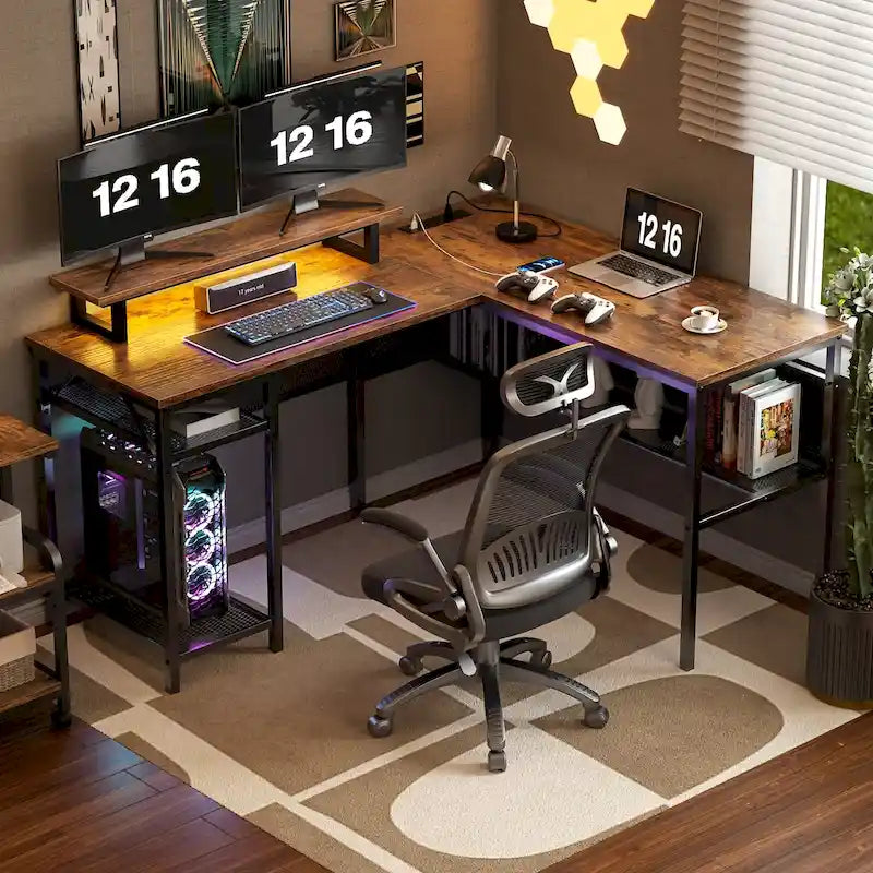 L-förmiger Computertisch mit Steckdosen, RGB-LED-Beleuchtung und Monitorständer