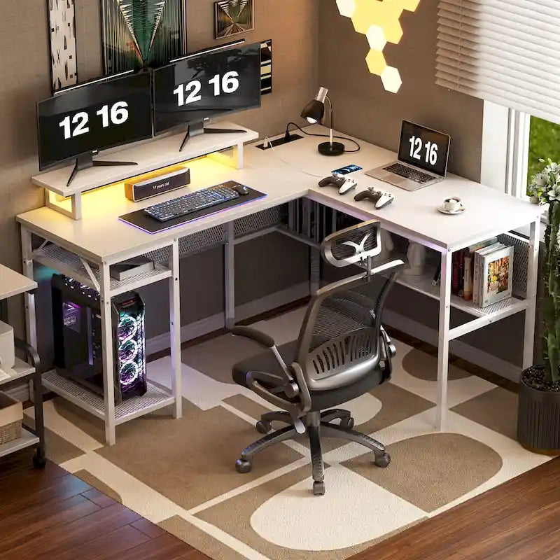 L-förmiger Computertisch mit Steckdosen, RGB-LED-Beleuchtung und Monitorständer