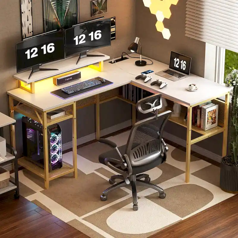 L-förmiger Computertisch mit Steckdosen, RGB-LED-Beleuchtung und Monitorständer