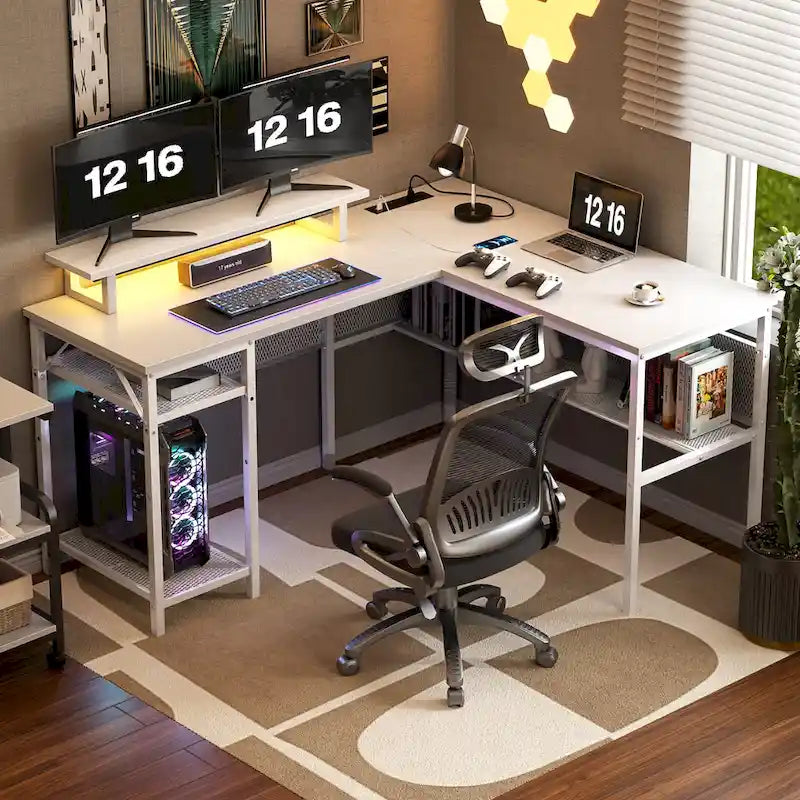 L-förmiger Computertisch mit Steckdosen, RGB-LED-Beleuchtung und Monitorständer