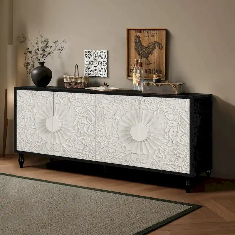 Aufbewahrungsschrank mit Türen und geschnitztem symmetrischem Design