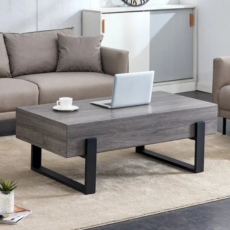 Rustikaler Couchtisch aus MDF mit grauer Holzmaserung und schwarzen Metallbeinen - ein eleganter Raum in natürlichen Holztönen